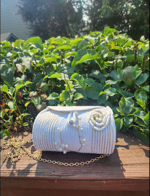 Clutch Rosa Blanca - cordón blanco con rosa tejida, perlas y cadena dorada