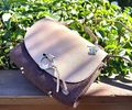 Porta laptop Libélula - cordón café oscuro con solapa de cuero taupe y dije de libélula plateada