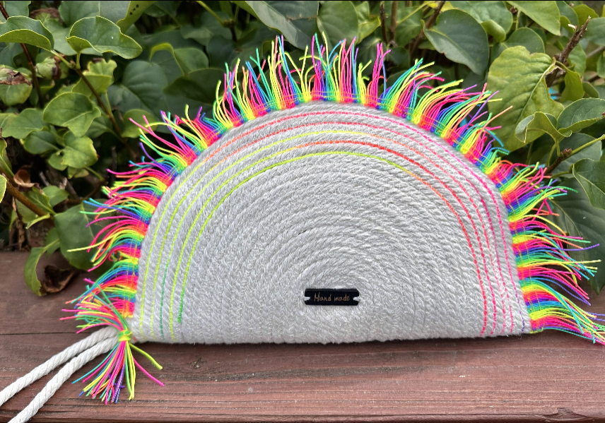 Clutch Neón Salvaje - cordón plateado con flecos neón multicolor en rosa, amarillo, verde y azul