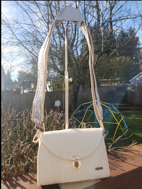 Crossbody Perla Dorada - cordón crema con correa bordada floral y cierre dorado