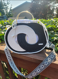 Tote Yin Yang - cordón negro y blanco con diseño yin-yang, asa dorada y correa bordada geométrica