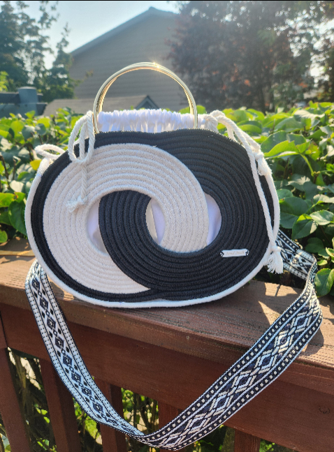 Tote Yin Yang - cordón negro y blanco con diseño yin-yang, asa dorada y correa bordada geométrica