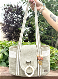 Tote Raíces - cordón crema y dorado con asas trenzadas, aro de madera y dijes naturales