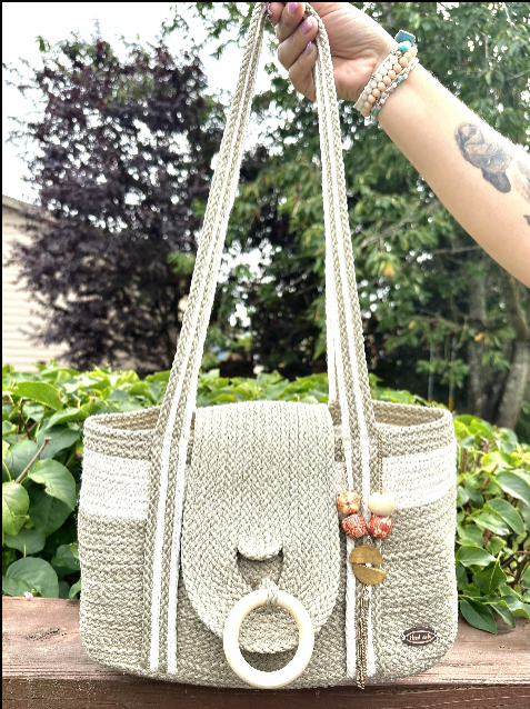 Tote Raíces - cordón crema y dorado con asas trenzadas, aro de madera y dijes naturales