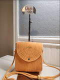Crossbody Melocotón - cordón naranja con solapa curva y correa con bolita de madera