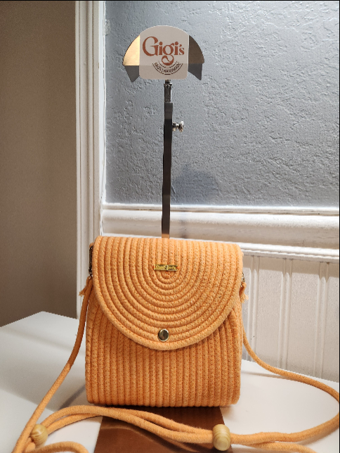 Crossbody Melocotón - cordón naranja con solapa curva y correa con bolita de madera