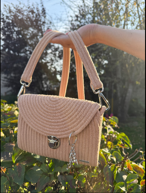 Satchel Durazno Dorado - cordón nude con cierre giratorio plateado y correa cruzada