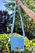 Crossbody Cielo Azul - cordón azul cielo con solapa curva y cierre de madera