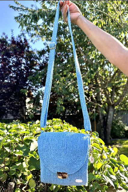 Crossbody Cielo Azul - cordón azul cielo con solapa curva y cierre de madera