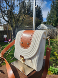 Crossbody Cognac - cordón blanco con solapa de cuero café cosida a mano