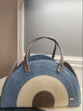 Pañalera Arcoíris Azul - tote semicircular de cordón azul con diseño arcoíris en crema y café
